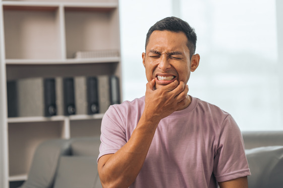 man experiencing dental emergency 